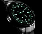 Die Atelier GMT Première M1a verkleinert das GMT-Modell der Kollektion auf ein 38-mm-Gehäuse und ist damit kompakter als die 40 mm große GMT24 M1a