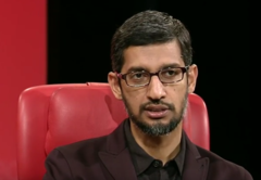 Google's CEO Sundar Pichai steht Walt Mossberg von 
