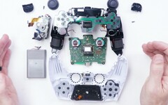 Der DualSense-Controller ist an vielen Stellen deutlich komplexer aufgebaut als sein Vorgänger. (Bild: TronicsFix, YouTube)