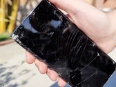 Das Samsung Galaxy S22 Ultra sollte trotz Gorilla Glass Victus+ nicht fallen gelassen werden. (Bild: PBKreviews)