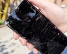 Das Samsung Galaxy S22 Ultra sollte trotz Gorilla Glass Victus+ nicht fallen gelassen werden. (Bild: PBKreviews)