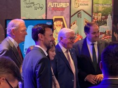 Bundespräsident Frank-Walter Steinmeier auf der Gamescom neben dem Stand von „Future? No Thanks!“