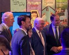 Bundespräsident Frank-Walter Steinmeier auf der Gamescom neben dem Stand von „Future? No Thanks!“