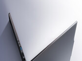 Das Mechrevo 14 Ultra wiegt nur 1,1 kg. Abgebildet ist eine Werbegrafik mit der Seitenansicht des Laptops.