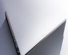 Das Mechrevo 14 Ultra wiegt nur 1,1 kg. Abgebildet ist eine Werbegrafik mit der Seitenansicht des Laptops.