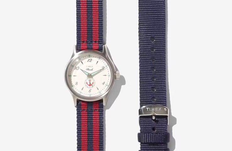 Die Noah x Timex MK1 Anchor mit rot-schwarz gestreiftem Textilarmband, abgebildet neben einem einfarbig blauen Armband