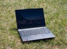 Lenovo ThinkPad E14 G8 im Außeneinsatz bei Sonnenschein