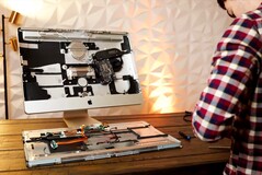 Das Innenleben dieses iMac wird komplett durch die Komponenten eines Mac Mini auf M1-Basis ersetzt. (Bild: Luke Miani, YouTube)