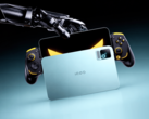 Im Bild: Das iQOO Pad Pro mit einem Controller als Zubehör.