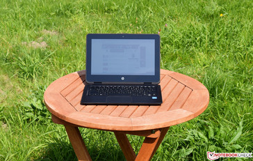 das HP ProBook X360 11 bei Sonnenschein