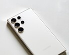 Weißes Samsung-Galaxy-Smartphone mit vier Kameras auf hellem Untergrund