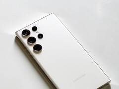 Weißes Samsung-Galaxy-Smartphone mit vier Kameras auf hellem Untergrund