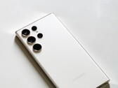 Weißes Samsung-Galaxy-Smartphone mit vier Kameras auf hellem Untergrund