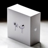 Apple AirPods sollen künftig die iPhone-Kamera steuern können und Musik pausieren, wenn Nutzer einschlafen. (Bildquelle: Vasil Korzh)