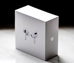 Apple AirPods sollen künftig die iPhone-Kamera steuern können und Musik pausieren, wenn Nutzer einschlafen. (Bildquelle: Vasil Korzh)