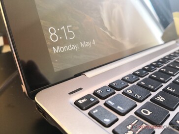 Reflexiver Touchscreen mit starken Spiegelungen aufgrund niedriger Helligkeit