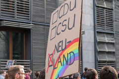 Ein Schild auf der Berliner Demo gegen die Reform am 23.03. (Quelle: Instagram/@corniwo)