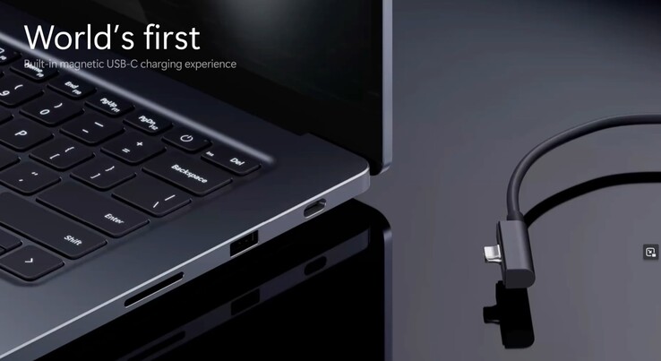 Der Surface Laptop Ultra besitzt einen magnetischen USB-C-Anschluss zum Aufladen und Anschließen an eine Docking-Station.