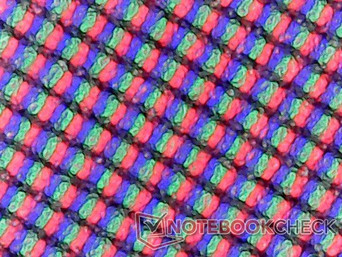 RGB-Subpixel (255 PPI). Die Körnung des Panels ist deutlich zu sehen