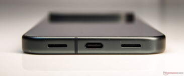 Unten: Lautsprecher, USB 3.2 Typ-C, Mikrofon