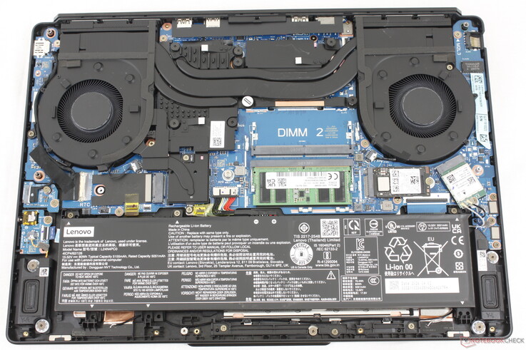 Legion 5 15IAX11 mit zwei DDR5-SODIMM-RAM-Steckplätzen und zwei M.2-SSD-Steckplätzen.