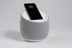 Mit dem Soundform Elite zeigt Belkin einen Smart-Lautsprecher mit integriertem Qi-Ladepad. (Bild: Belkin)