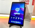 Zum Lieferumfang des Lenovo-Tablets gehören auch ein 10-Watt-Netzteil und eine transparente Schutzhülle samt ausklappbarem Ständer. 
