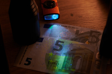 … und Sicherheitsmerkmale auf zwei Generationen der Fünf-Euro-Scheine. (Foto: Andreas Sebayang/Notebookcheck.com)