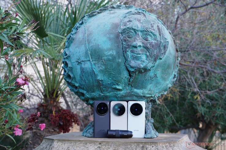 Die Jahre 2024 und 2025 brachten gleich drei Vivo-Flaggschiff-Generationen: Vivo X100 Pro (links), Vivo X200 Ultra (rechts) und Vivo X300 Pro (Mitte).