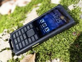Das HMD Terra M sieht wie ein herkömmliches Feature-Phone aus, soll aber besonders robust sein.