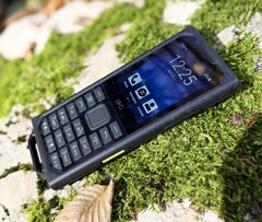 Das HMD Terra M sieht wie ein herkömmliches Feature-Phone aus, soll aber besonders robust sein.