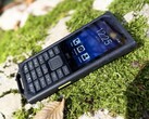 Das HMD Terra M sieht wie ein herkömmliches Feature-Phone aus, soll aber besonders robust sein.