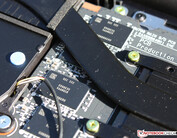 Der RAM ist onboard, es gibt keinen freien Slot.