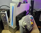Eine modifizierte Nintendo Wii mit einem GameCube-Controller daneben