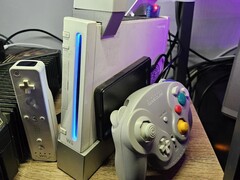 Eine modifizierte Nintendo Wii mit einem GameCube-Controller daneben