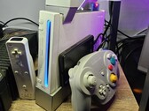Eine modifizierte Nintendo Wii mit einem GameCube-Controller daneben