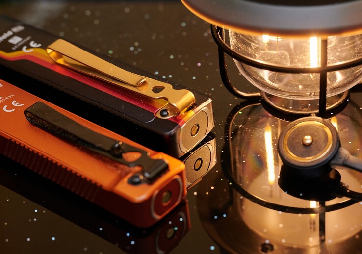 Geladen werden die Arkfelds per MCC-Kabel. (Bildquelle: Andreas Sebayang/Notebookcheck.com)