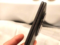 Das Oppo Find N5 aka OnePlus Open 2 wird auch zusammengeklappt nicht dicker als ein durchschnittliches Smartphone. (Bildquelle: Weibo)