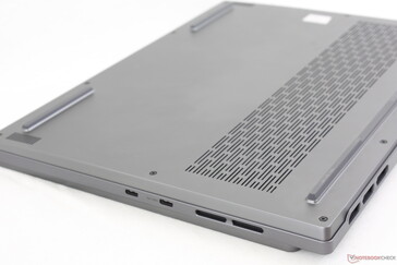 Der Großteil der Unterseite dient der Lüftung