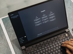 Hände tippen auf einer Laptop-Tastatur, auf dem Bildschirm die Startseite von ChatGPT