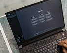 Hände tippen auf einer Laptop-Tastatur, auf dem Bildschirm die Startseite von ChatGPT