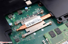Der Intel Core i5-7200U befindet sich unter der Heatpipe.