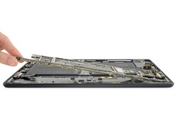 Das Surface Pro X lässt sich verhältnismäßig leicht reparieren (Bild: iFixit)