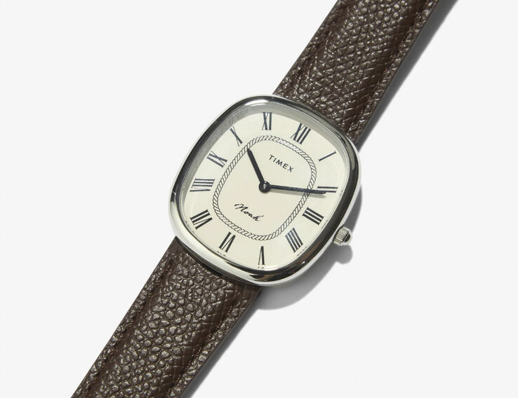 Die Noah x Timex Boatswain besitzt ein elliptisches Edelstahlgehäuse, ein cremefarbenes Zifferblatt mit römischen Ziffern und ein strukturiertes braunes Lederarmband