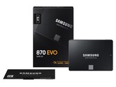 Samsung 870 EVO SATA 2,5-Zoll-Solid-State-Drive abgebildet neben der Einzelhandelsverpackung (Bildquelle: Samsung)