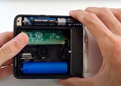 Super 8: Der Raspberry Pi bringt neues Leben in die Kamera (Bild: YouTube)