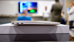 Das 2018 XPS 13 ersetzt Legacy-USB-Ports mit USB-Typ-C-Anschlüssen. (Quelle: TechRadar)