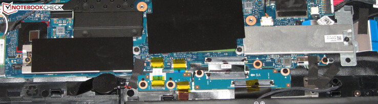 Eine NVMe-SSD (links) dient als Systemlaufwerk. Eine zweite NVMe-SSD kann eingesetzt werden.