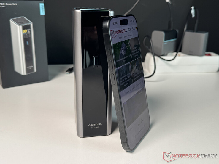 Cuktech 15 Ultra im Größenvergleich mit einem iPhone 16 Pro