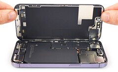 Den Akku eines Smartphones zu tauschen gestaltet sich für Endverbraucher oft schwierig. (Bild: iFixit)